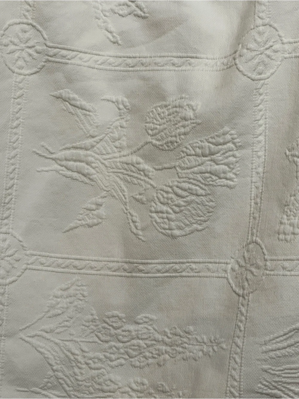 VTG Crown Crafts Matelasse White Floral Embossed Standard Pillow Sham Set Of 2